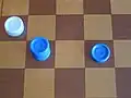 白棋跳過兩疊藍棋