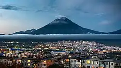 市區夜景，遠方為科里亞克火山