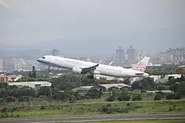 中華航空 A321neo-271NX， 於桃機南跑起飛（B-18108）