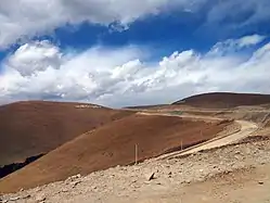 318国道旁山坡上的六字真言