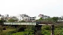 雲林縣境北港溪鐵橋前兩個橋孔為下承式鋼鈑樑橋與混凝土重力式橋墩，其鋼鈑梁是台鐵淘汰下來的二手貨。