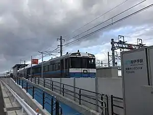 一輛國鐵Kiha185系氣動車（日语：）停泊在仍未開業的南伊予站（2020年1月）