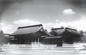 嘉義神社第二代社殿(現為射日塔)，左側為拜殿