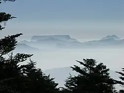 从峨眉山眺望大瓦山