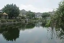 嶺南印象園湖景；远处可见鑊耳屋。