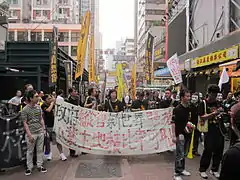 「政府縱容新世界強搶小業主地積比率可耻」，2011年5月1日。