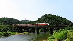 1924年通車的貢寮＝福隆間「第三雙溪橋」，於宜蘭線鐵路擴建工程時期改建，並增建上行線橋。