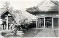 昭和16年（1941）《花蓮港中學校第一回卒業記念寫真帳》中，花蓮港中學校師生於花蓮港神社參拜的留影。