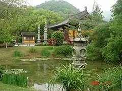 高丽寺的山门与寺庙前放生池