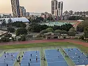 板橋高中的操場,可以看見其後的板橋第二運動場