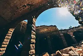 部份已拆毀的圓拱天花板