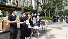 下午2時許，職工盟主席吳敏兒聯同元朗區議員麥業成在元朗鳳攸北街，期間有多名警員在場監視