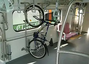 本型車ED車廂設置直立式自行車架，以節省走道空間