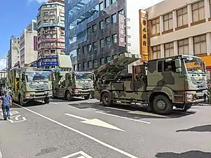 陸劍二防空飛彈系統，包含發射車(前)、雷達車(右後)與指揮車(左後)