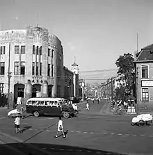 1950年代的市场三路西端路口处，左侧为青岛市邮电局大楼