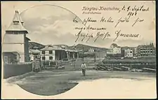 约1901年的湖南路中山路路口，左侧为贝格学生公寓，左侧远处可见“四座楼”，瓦格纳时装店和考斯洛夫斯基-林克商业楼均未建成