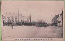 1914年日军在广西路的入城式，左侧为海因里希亲王饭店音乐厅，右侧为皮卡特商业楼、祥福洋行公寓