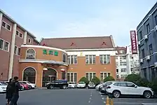 附属建筑，左侧为拆除翻建后的礼堂