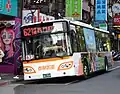 行駛聯營路線621路的EAL-2729成運純電動低地板公車，停靠公車站時，駕駛並以側傾方式提供乘客方便上下車的服務，可明顯看見車輛左側整個車身在靠站後，明顯偏高，這就是側傾方式，當然恢復行駛後，駕駛會將車輛回正到原本高度，也會由系統自動調校回正。