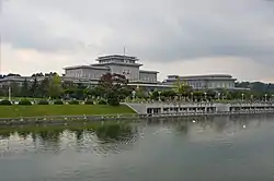 0990 - Nordkorea 2015 - Pjöngjang - Mausoleum (22950470746).jpg