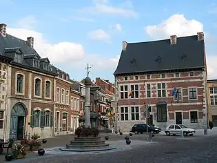 柱碑广场（Place du Perron）