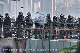 防暴警在暢運道天橋向校園方向發射催淚彈