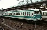 クハ111形5000番台（高速化改造車）奇数（東）向き車。丸型通風器搭載・シールドビーム前照灯のタイプ。冷房機の搭載が行われている。