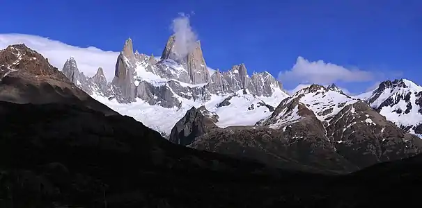 菲茨罗伊峰的清晨全景