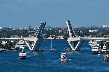 桥面高出水面许多，没有建防水室