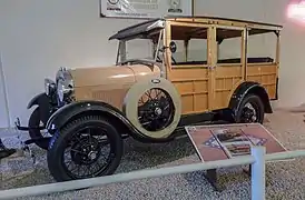 1929年的A型旅行车，在阿肯色州的汽车博物馆展出 。