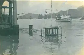 內港碼頭旁一艘沉沒的渡輪