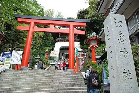 動畫第9集中的江岛神社，其左通向江之岛电扶梯