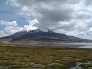 帕里納科塔火山與瓊加拉湖。