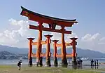 西邊的廣電宮島口站最接近嚴島神社