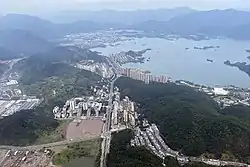 从空中观看淳安县城及千岛湖