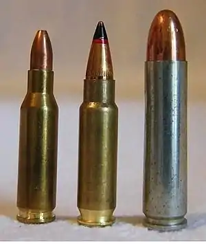 Photo of the 5.7×28毫米cartridge next to the similarly-sized 4.6×30毫米and .30 carbine cartridges