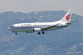 国航的波音737-300於香港國際機場（已退役）