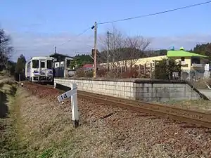 車站全景。後方為「花白之湯」（2004年12月22日）