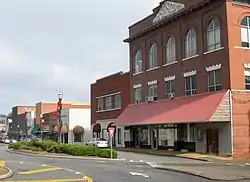 The Alexander City Commercial Historic District was added to the National Register of Historic Places（英语：） on June 22, 2000.