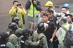 香港立法會議員尹兆堅與防暴警察理論