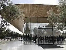 Apple Park 访客中心侧视图