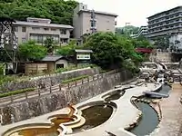 有馬溫泉河道，右側遠處紅色拱橋為「寧寧橋」