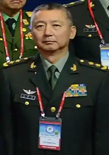 陆军副司令员尤海涛中将，资历章表示其副战区职、41年军龄