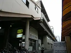 旭川四條車站設置在高架路軌下方的候車室等站房設施。