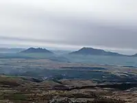 從北側看到的阿蘇火山臼地型，包括根子岳及中岳