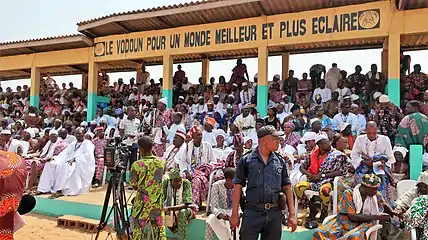 演講者、電視小組和節慶觀眾