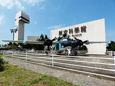 招牌與展示的實體飛機，2013年攝