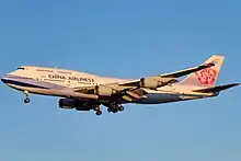 華航的波音747-409型客機即將降落於北京首都國際機場（B-18215）