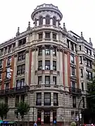 Edificio en la confluencia con la calle Máximo Aguirre