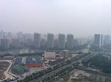 西北向东南拍摄的梁溪河，右侧道路为湖滨路（桥梁为蠡桥）。梁溪河经蠡桥向正西流